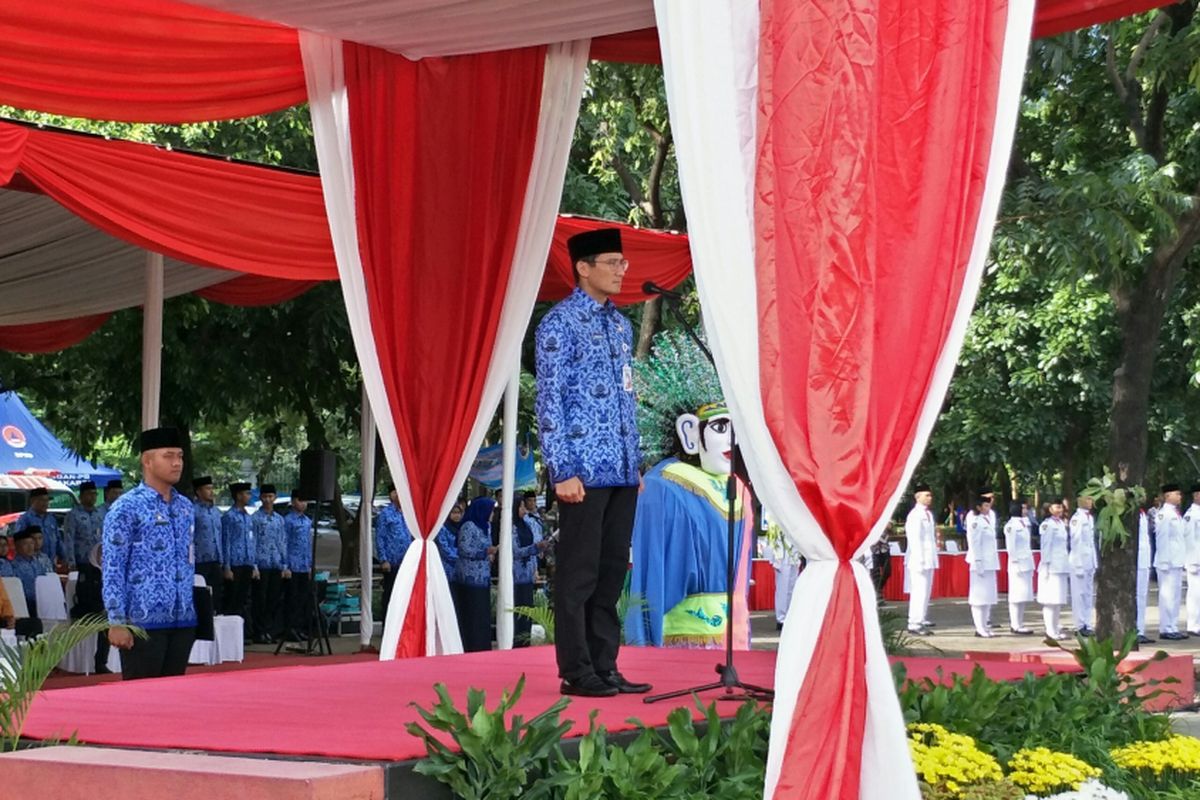 Wakil Gubernur DKI Jakarta Sandiaga Uno memimpin upacara peringatan Hari Pahlawan di Lapangan IRTI, Monas, Jakarta Pusat, Jumat (10/11/2017).