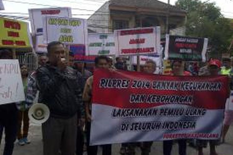 Puluhan warga Kabupaten Malang, saat demo di depan kantor KPU, Rabu (20/8/2014). Mereka mendukung Prabowo Presiden RI.