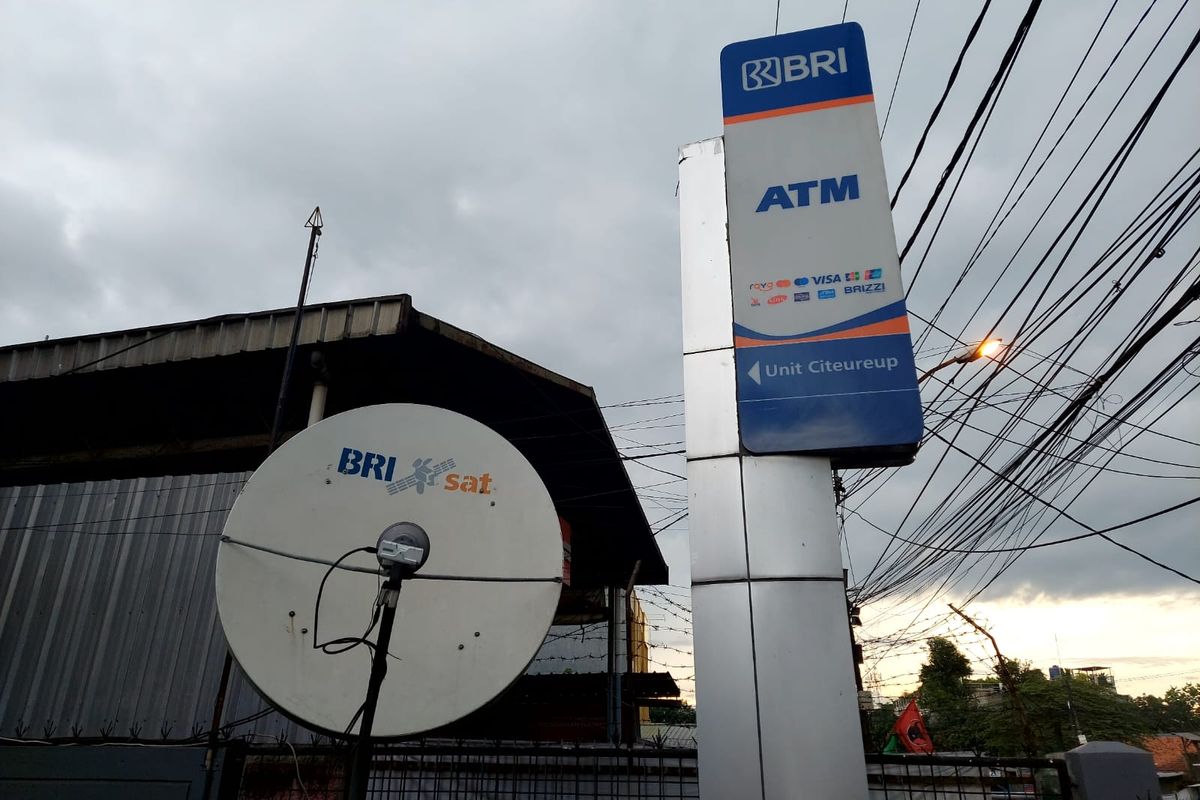 Papan penunjuk ATM di BRI Unit Citeureup Bogor