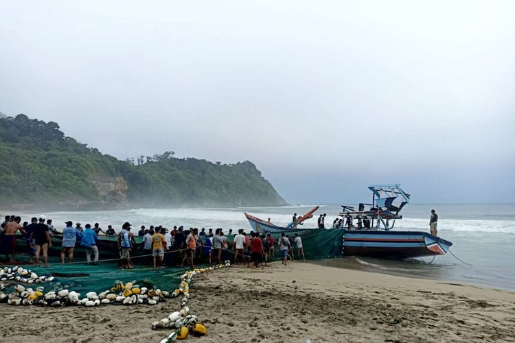 Puluhan orang menarik KM Mandala yang terdampar di Pantai Gayasan, Kabupaten Blitar, Kamis (7/9/2023)