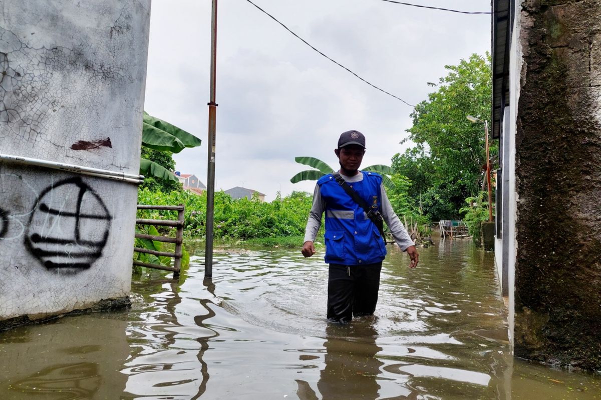 Banjir yang masih menggenangi wilayah RT04/RW08, Jurumudi, Kecamatan Benda, sejak Selasa (18/1/2022) hingga Kamis (20/1/2022).