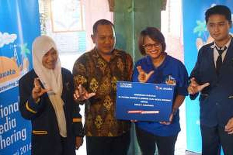 Chief Executive Officer XL Axiata Dian Siswarini menyerahkan secara simbolis bantuan komputer lengkap dengan jaringan internet gratis selama satu tahun kepada dua sekolah di Pulau Belitung, Provinsi Bangka Belitung., Rabu (17/2/2016).