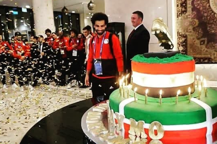 Mohammad Salah menerima hadiah kue ulang tahun