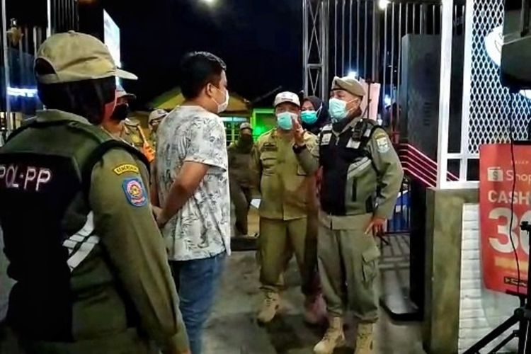 Satuan petugas (satgas) pengendalian Covid-19 Kabupaten Purbalingga, Jawa Tengah menutup paksa dua kafe yang nekat buka saat malam tahun baru, Kamis (31/12/2020).
