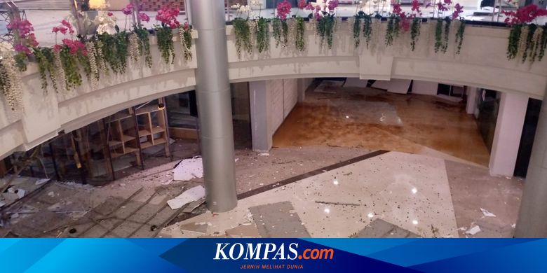 Detik-detik Plafon dan Tembok Margo City Roboh, Ada Api Menyambar - Vimarsana News