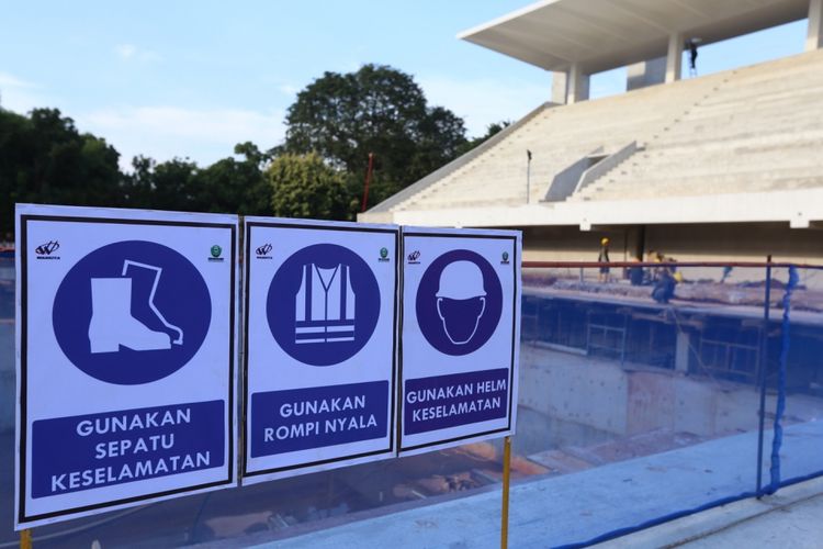 Pekerja menyelesaikan proyek renovasi di Kolam Renang Gelora Bung Karno (GBK) Jakarta, Jumat (24/3/2017). Kawasan Gelora Bung Karno (GBK) yang akan menjadi venue penyelenggaraan Asian Games XVIII 2018 mendatang bakal direnovasi dengan standar internasional untuk pertandingan olahraga dan ditargetkan selesai pada November 2017.