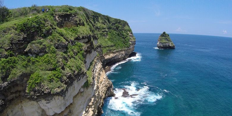 Tempat wisata bernama Pantai Bilasayak di Taman Wisata Alam Gunung Tunak, Kabupaten Lombok Tengah, Nusa Tenggara Barat (SHUTTERSTOCK/Muan Sibero).