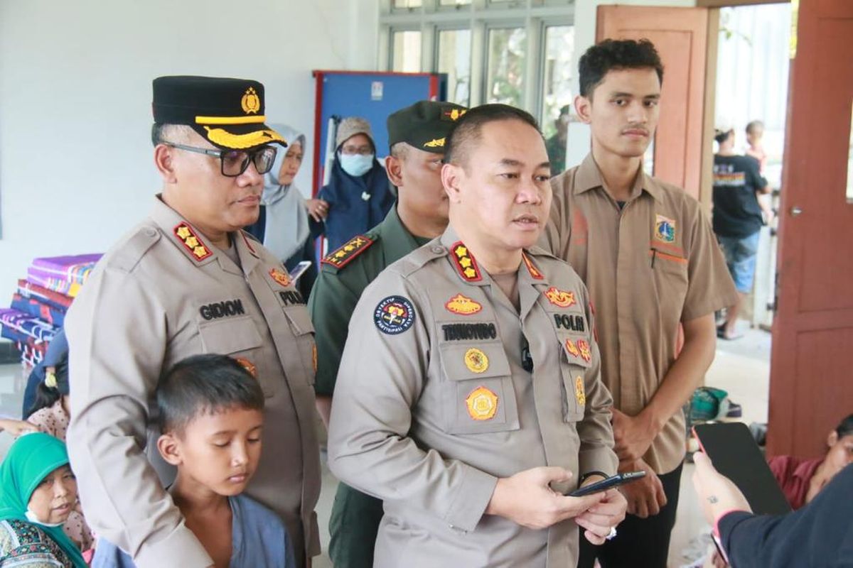 Kabid Humas Polda Metro Jaya Kombes Trunoyudo Wisnu Andiko (tengah), saat berada di lokasi pengungsian kebakaran Kapuk Muara, Senin (31/7/2023).
