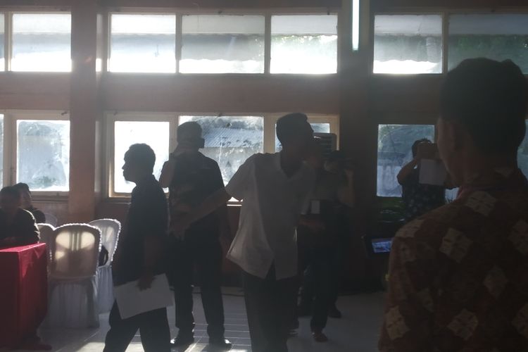 Suasana tidak kondusif di dalam lokasi pleno KPU Lombok Tengah yang bertempat di gedung eks DPRD. Saksi dari PAN keberatan batas perubahan hasil pleno di kecamatan dengan hasil pleno di KPU Kabupaten