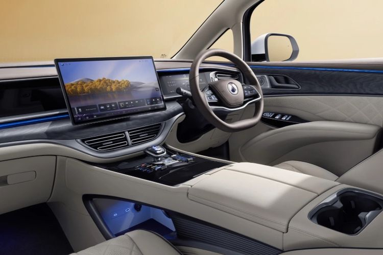 Denza D9 dilengkapi DiLink Intelligent Interactive System yang mengintegrasikan berbagai fitur hiburan dan pengaturan kendaraan.