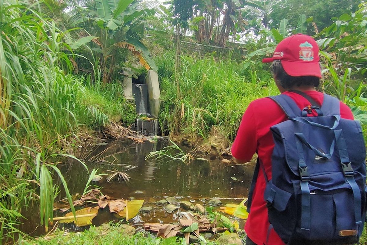 Limpasan air lindi dari tempat pembuangan akhir (TPA) mencemari anak sungai Serang di Kalurahan Banyuroto, kapanewon Nanggulan, kabupaten Kulon Progo, Daerah Istimewa Yogyakarta. Air lindi membuat air sungai yang mengalir menjadi hitam.