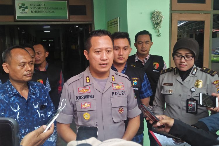 Kapolres Gresik AKBP Kusworo Wibowo, saat memberikan keterangan kepada awak media di depan kamar jenazah RSUD Ibnu Sina Gresik, Selasa (7/1/2020).