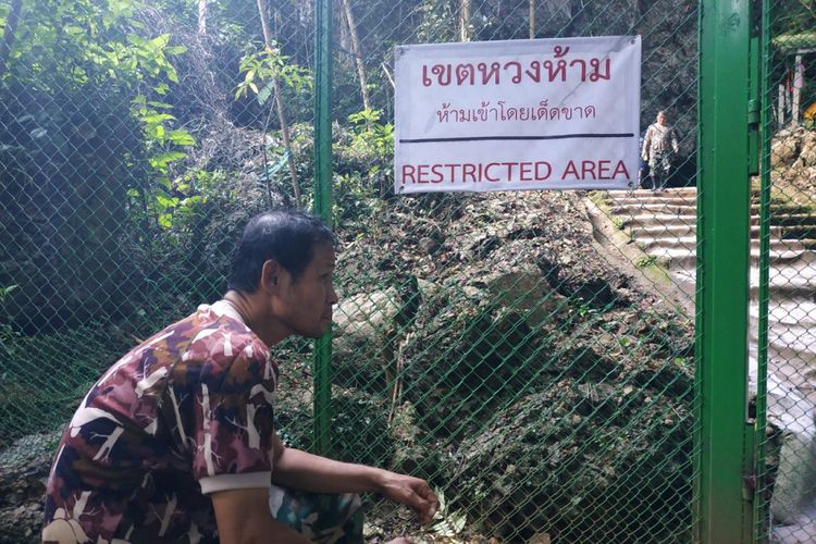 Mulut Gua Tham Luang di Distrik Mae Sai, Provinsi Chiang Rai, Thailand, ditutup oleh pagar kawat. 
