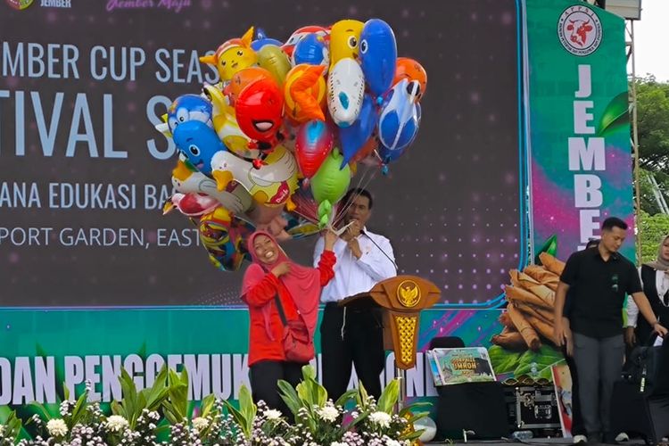 Senyum Haru Titik Yuliati Balon Dagangannya Diborong Rp 10 Juta, Mentan Bayar Pakai Dolar