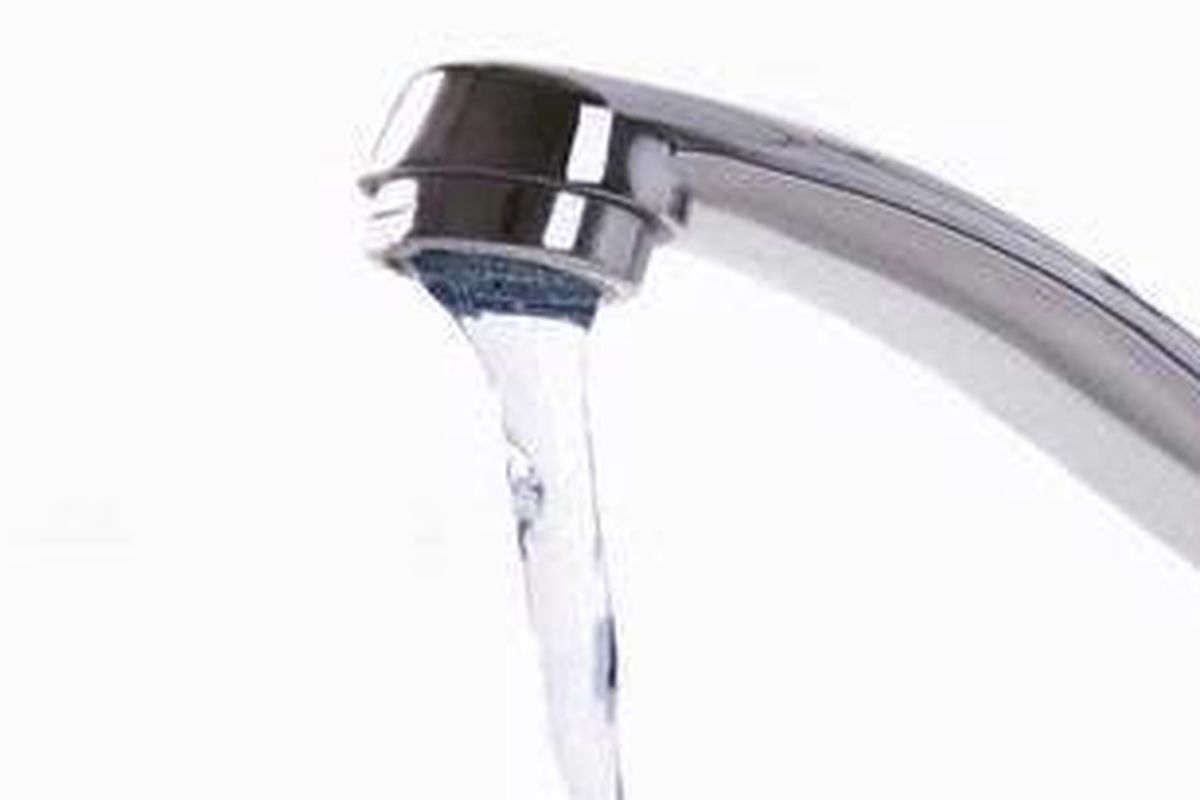 Matikan air setelah tak digunakan untuk menghemat energi di rumah.