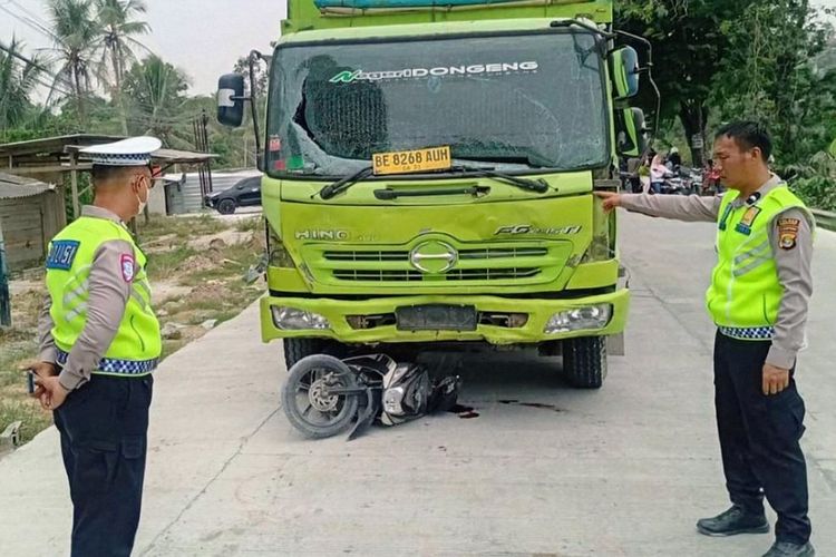 Diduga Rem Blong, Truk Pasir Tabrak 4 Kendaraan di Pringsewu, 2 Pelajar Tewas Terseret Puluhan Meter
