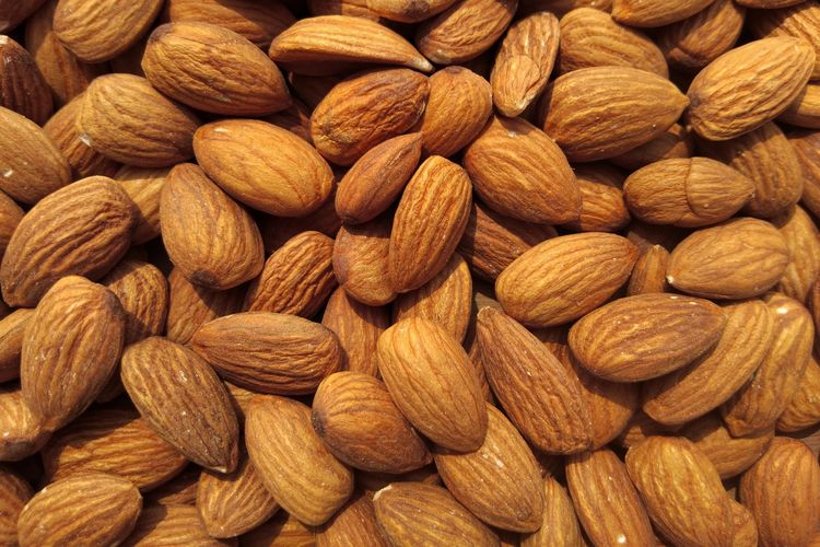 Kacang almond adalah salah satu kacang yang direkomendasikan untuk mencegah penyakit jantung. 