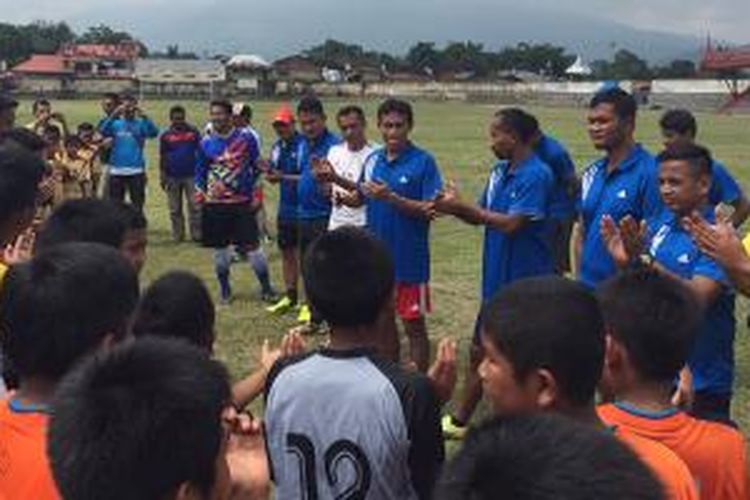 Sejumlah mantan pemain anggota timnas Primavera dan Baretti hadir saat peresmian SSB milik Gusnedi Adang di Bukittinggi. 