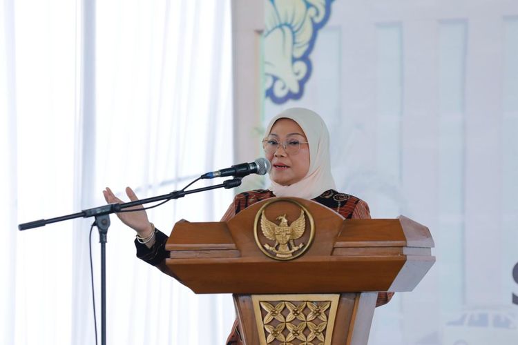 Menteri Ketenagakerjaan Ida Fauziyah memberikan sambutan pada acara Groundbreaking Pembangunan SMK Asy-Syarif Mitra Industri, di Mojokerto, Jawa Timur, Jumat (8/3/2024).