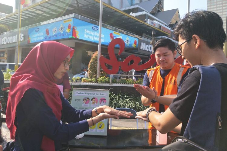 Pemerintah Provinsi (Pemprov) DKI Jakarta mensosialisasikan cara pencegahan penyebaran virus corona pada Hari Bebas Kendaraan Bermotor (HBKB) atau car free day ( CFD) di sepanjang jalur Sudirman-Thamrin, Minggu (8/3/2020).