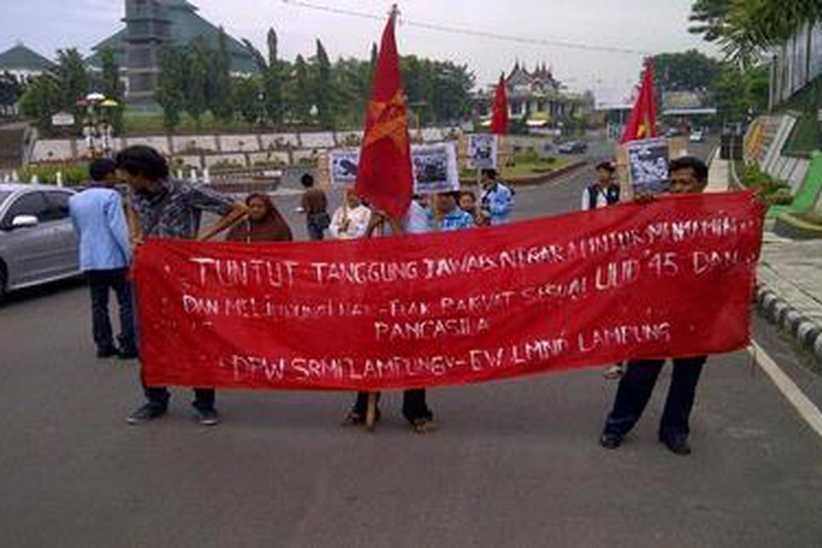 Aktivis dari Serikat Rakyat Miskin Indonesia dan Liga Mahasiswa Nasional Demokrasi Lampung berunjuk rasa menyoroti soal kemiskinan kota dan kenaikan BBM serta TDL, Rabu (7/3/2012,) di Bandar Lampung.