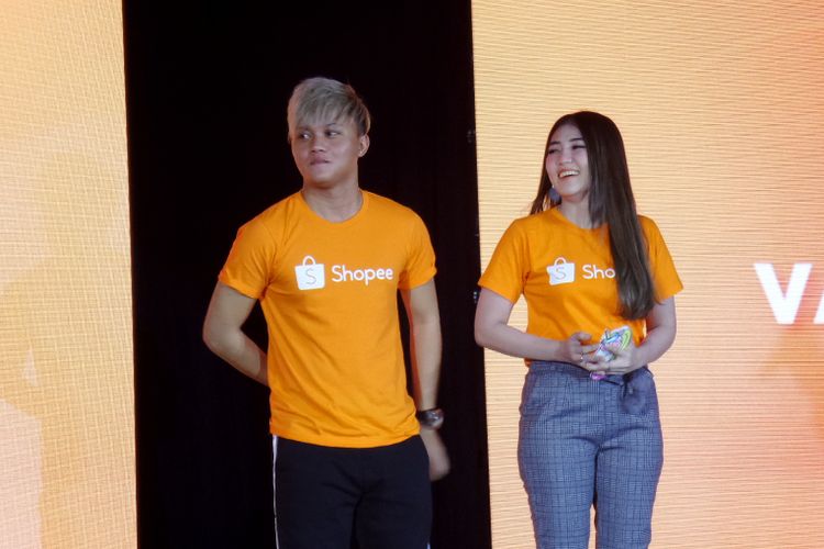 Penyanyi Rizky Febian dan Via Vallen saat diperkenalkan sebagai brand ambassador Shopee pada peluncuran kampanye Shopee 9.9 Super Shopping Day di Ayana Midplaza, Jakarta, Kamis (23/8/2018).