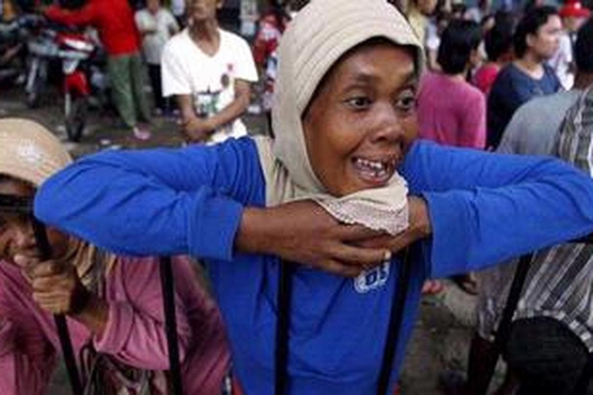 Ilustrasi. Warga menunggu pembagian daging kurban di Masjid Al Azhar, Jakarta Selatan, Selasa (16/11/2010). 