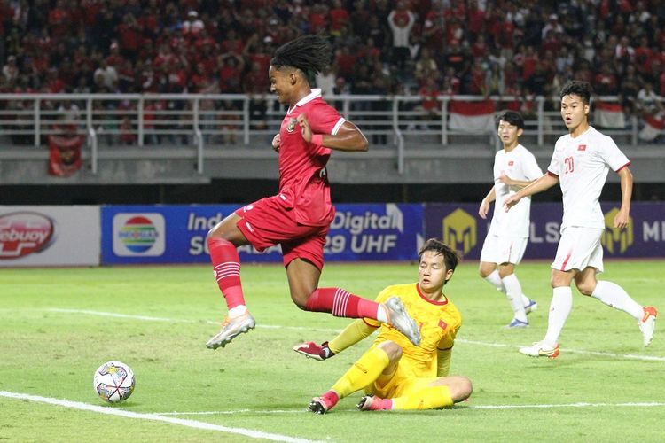 Ronaldo saat mencoba mencetak gol dalam pertandingan timnas U20 Indonesia vs Vietnam pada laga pamungkas Grup F Kualifikasi Piala Asia U20 2023 di Stadion Gelora Bung Tomo, Surabaya, Minggu (18/9/2022). Pertandingan tersebut berakhir dengan skor 3-2 untuk kemenangan timnas U20 Indonesia. Artikel ini menyajikan daftar tim lolos Piala Asia U20 2023.