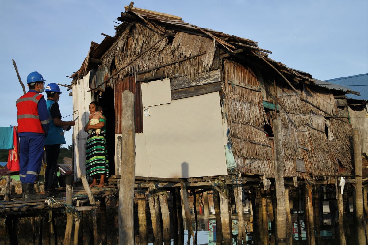 Petugas pelayanan PT PLN (Persero) Kendari melakukan pengecekan di rumah warga yang direncanakan pemasangan baru di Desa Leppe, Kabupaten Konawe, Sulawesi Tenggara, Kamis (14/1/2021).