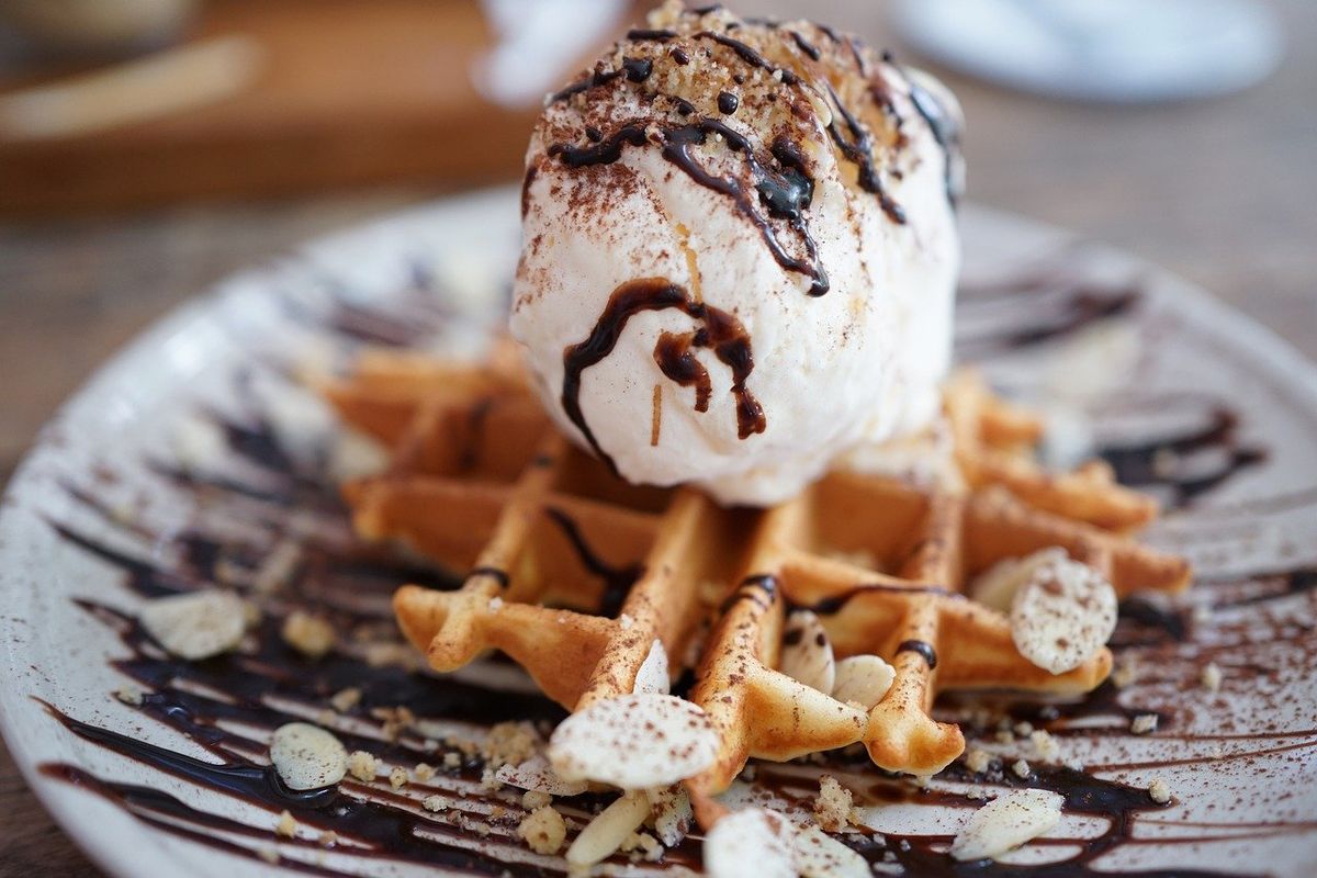 Ilustrasi waffle dengan topping es krim. 