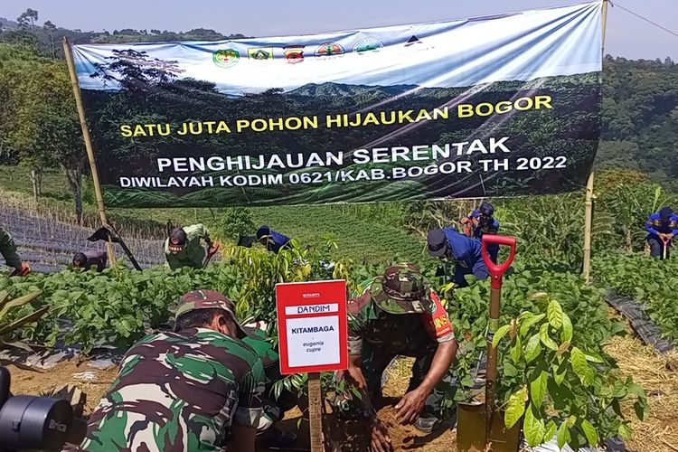 Komando Distrik Militer (Kodim) 0621 Kabupaten Bogor beserta forkopimda melakukan penanaman satu juta pohon di Kawasan Puncak Bogor, Jawa Barat, Kamis (31/3/2022).