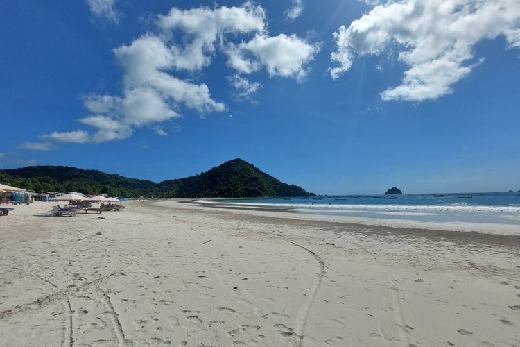 Suasana Pantai Selong Belanak, Praya Barat, Lombok Tengah, Nusa Tenggara Barat, Selasa (6/12/2022).