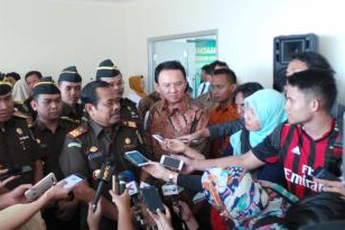 Gubernur DKI Jakarta Basuki Tjahaja Purnama bersama Jaksa Agung HM Prasetyo seusai peringatan HUT RSU Adhyaksa, Ceger, Jakarta Timur, Selasa (6/10/2015). 