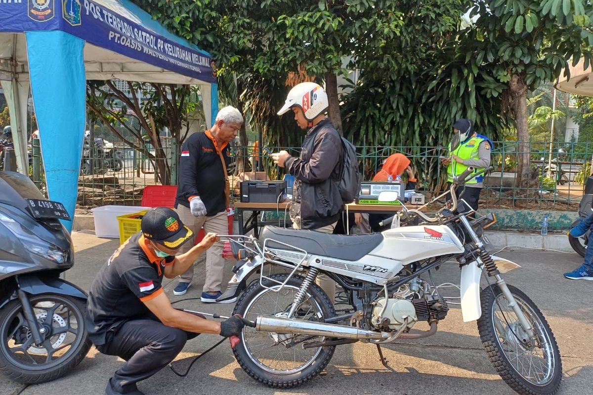 Salah satu kendaraan yang diminta pihak kepolisian untuk dilakukan uji emisi di kawasan Terminal Blok M, Kebayoran Baru, Jakarta Selatan, Jumat (25/8/2023).