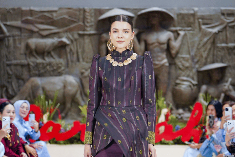 Buttonscarves dan Sarinah Rayakan Kemerdekaan Lewat Songket Collection