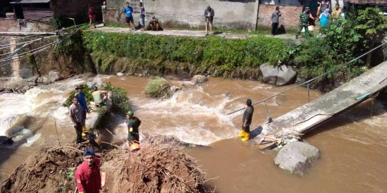 Gubernur Jawa Barat Ridwan Kamil meninjau langsung Jembatan di Desan Tenjolaya, Kecamatan Pasir Jambu, Kabupaten Bandung yang roboh akibat luapan sungai Ciwidey beberapa waktu lalu.