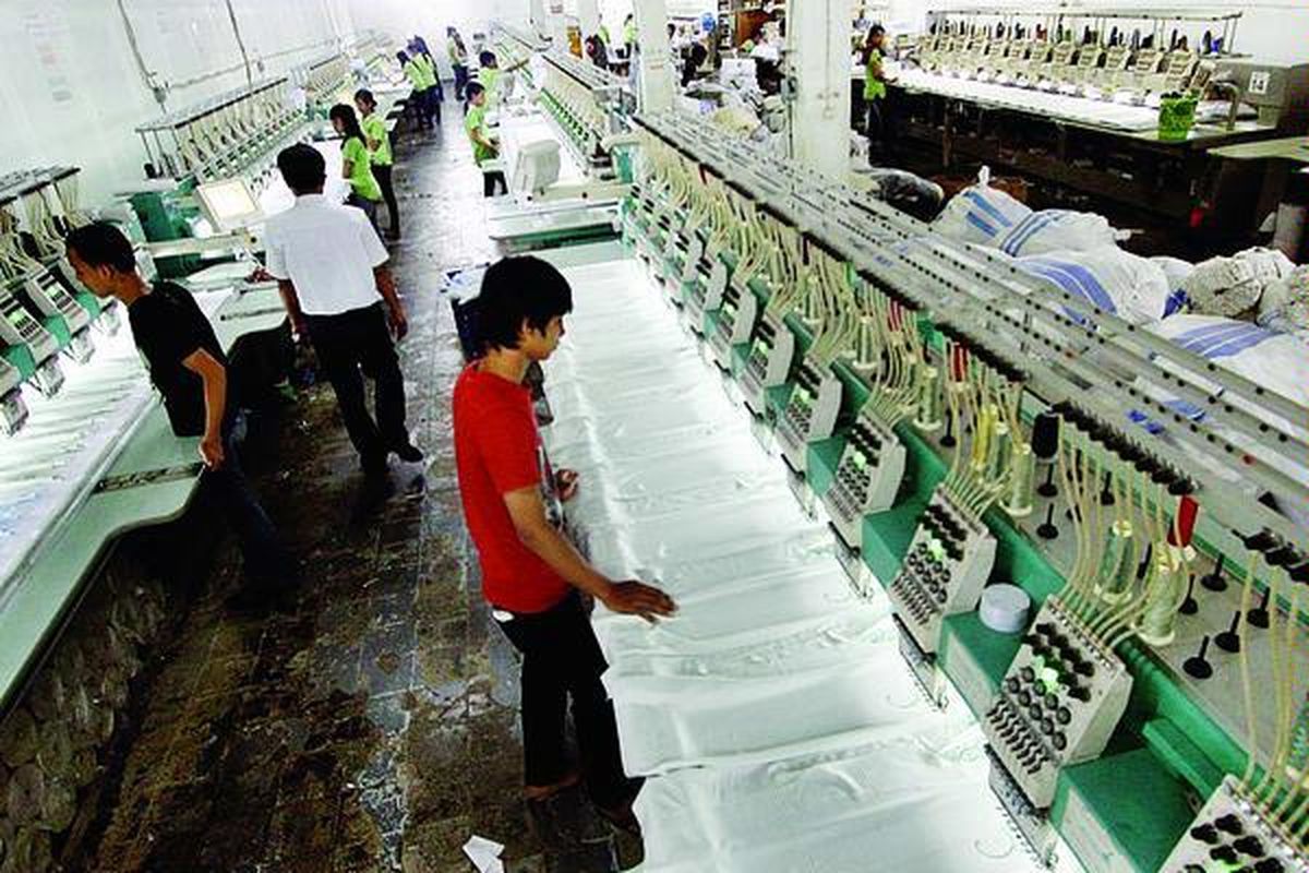 Kesibukan produksi pakaian di industri garmen di Jakarta Selatan, Kamis (13/1). Pengusaha dari sejumlah asosiasi, seperti Himpunan Pengusaha Muda Indonesia, Asosiasi Pengusaha Indonesia, dan Asosiasi Pertekstilan Indonesia menolak kenaikan tarif dasar listrik (TDL) lebih dari 18 persen. Kenaikan TDL akan menaikkan biaya produksi, yang berdampak pada melemahnya daya saing produk industri nasional.