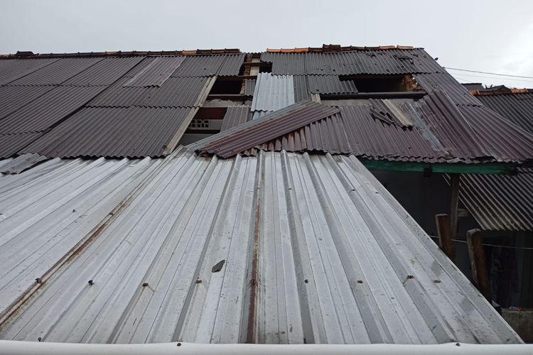 Bagian atap rumah warga yang jebol di Bukit Sari, Pangkalpinang, Minggu (14/12/2025).