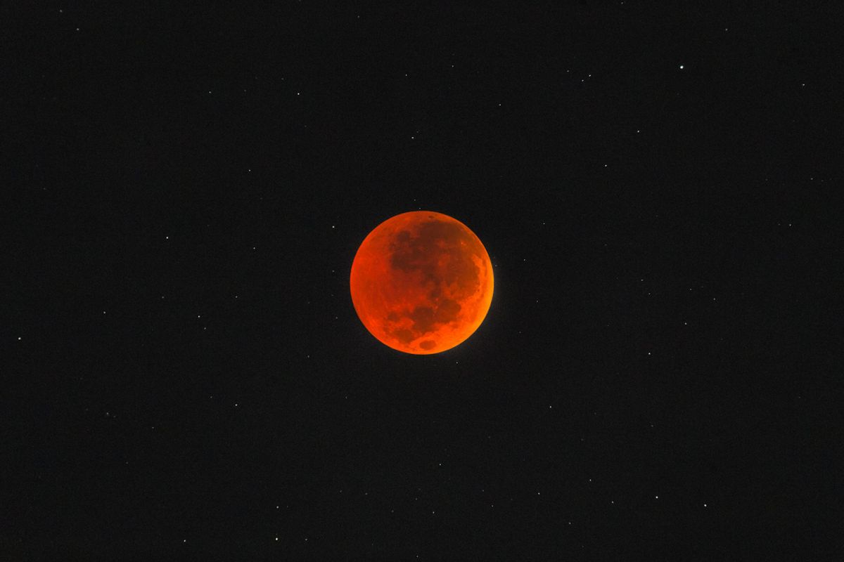 Kenampakan gerhana bulan total pada Sabtu, 28 Juli 2018, di Planetarium dan Observatorium, Cikini.