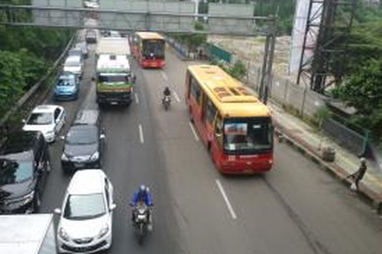 Sejumlah bus Transjakarta yang harus melewati jalur reguler akibat jalur busway yang diserobot oleh kendaraan pribadi, di Jalan S Parman arah Grogol, Jakarta Barat, Kamis (6/2/2014)