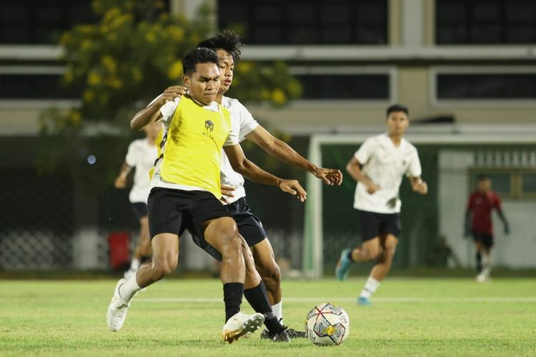 Pemain Timnas Indonesia U20 latihan perdana untuk persiapan Kualifikasi Piala Asia U20 2023 di Lapangan Thor Surabaya, Rabu (7/9/2022) malam.