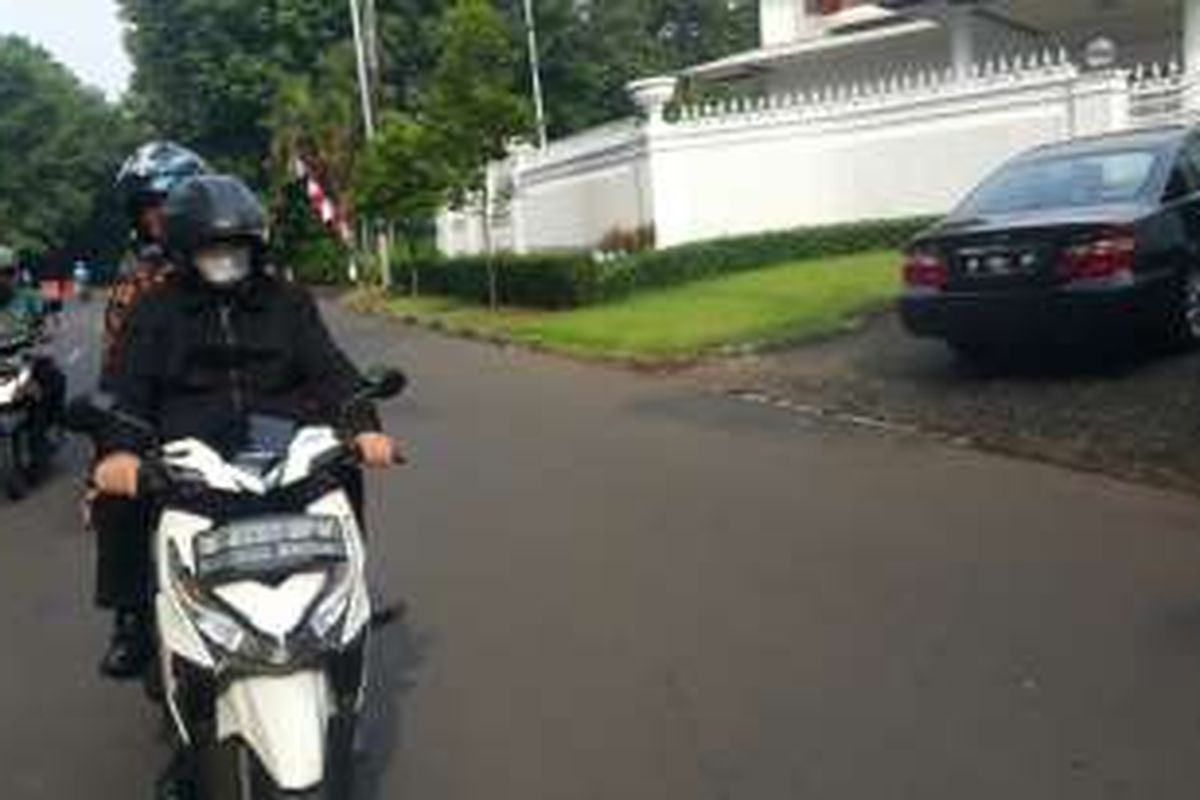 Wakil Gubernur DKI Jakarta Djarot Saiful Hidayat saat mengendarai sepeda motor untuk menjalani aktivitasnya pada Jumat (2/9/2016) hari ini. Hal itu dilakukannya karena hari ini merupakan hari Jumat pertama.
