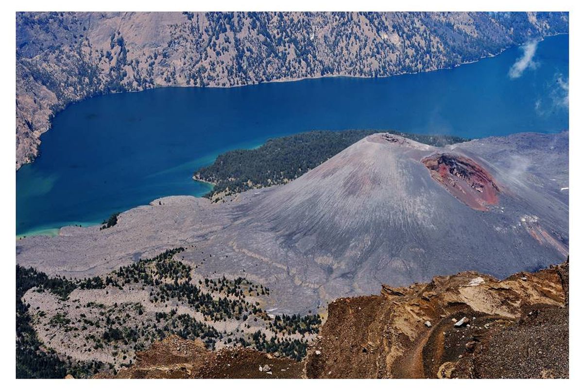 Keindahan kaldera Gunung Rinjani dengan Danau Segara Anak dan gunung anakan Barujari menjadi salah satu daya tarik wisata di Pulau Lombok, Nusa Tenggara Barat. 