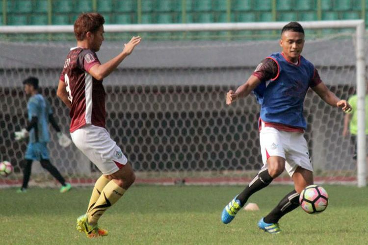 Achmad Faris Ardiansyah atau yang biasa disapa Alex (kanan), saat masih mengikuti latihan di Persegres Gresik United.