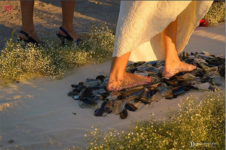 Ritual berjalan di atas pecahan kaca menjadi tren upacara pernikahan pasangan modern