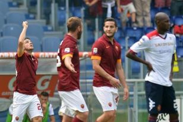 Pemain AS Roma, Alessandro Florenzi (kiri), merayakan gol ke gawang Cagliari pada laga Serie-A di Stadion Olimpico, Roma, Minggu (21/9/2014).