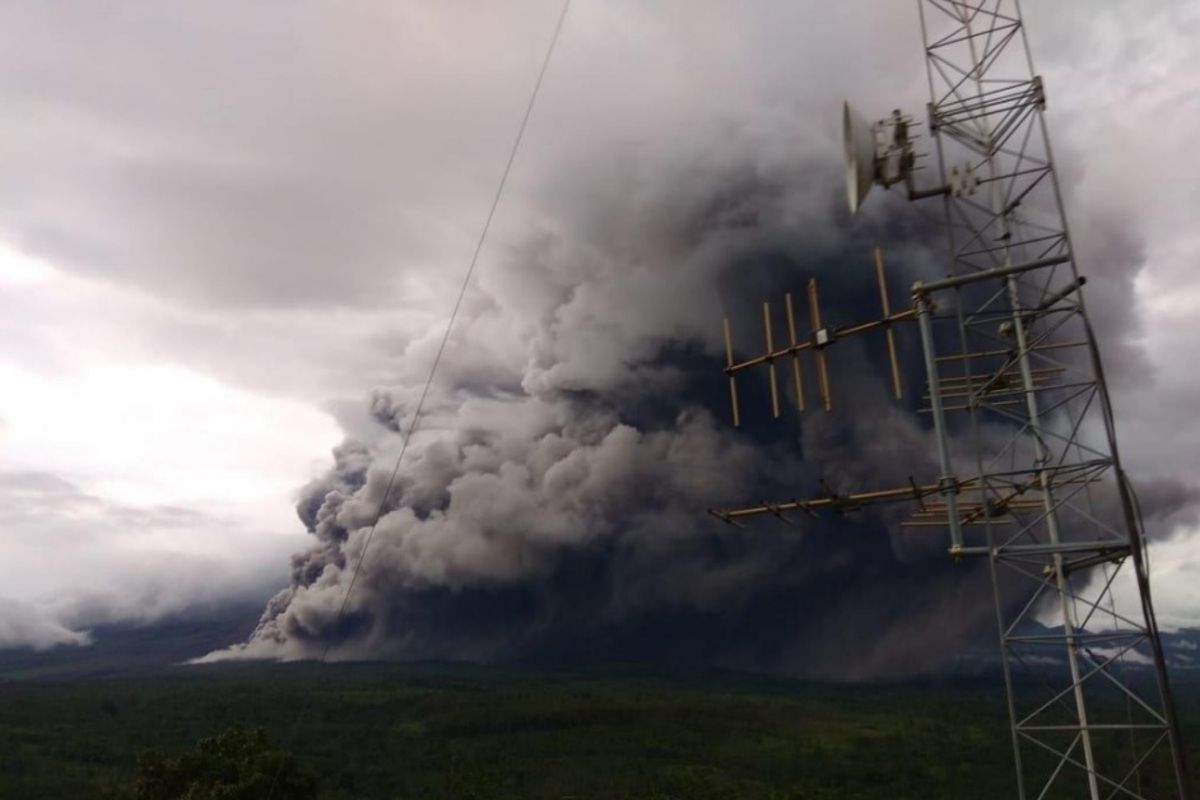 Awan panas guguran yang keluar dari Kawah Jonggring Seloko Gunung Semeru, Jawa Timur, Sabtu (16/01/2021). 