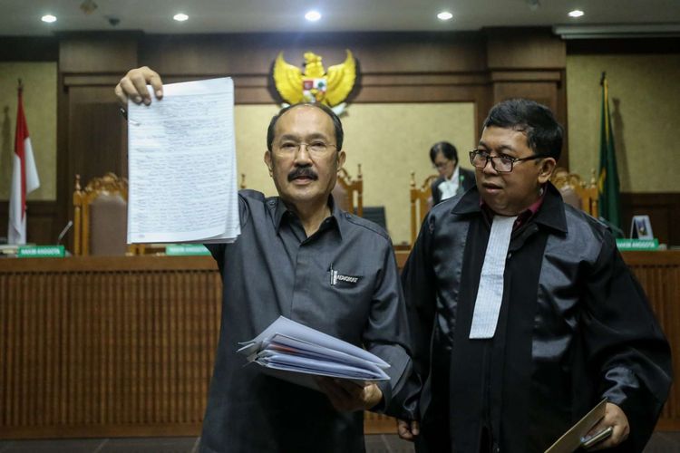 Advokat Fredrich Yunadi saat menjalani sidang perdana sebagai terdakwa di Pengadilan Tindak Pidana Korupsi Jakarta, Kamis (8/2/2018). Fredrich Yunadi didakwa menghalangi proses hukum yang dilakukan Komisi Pemberantasan Korupsi (KPK) terhadap tersangka mantan Ketua DPR Setya Novanto.