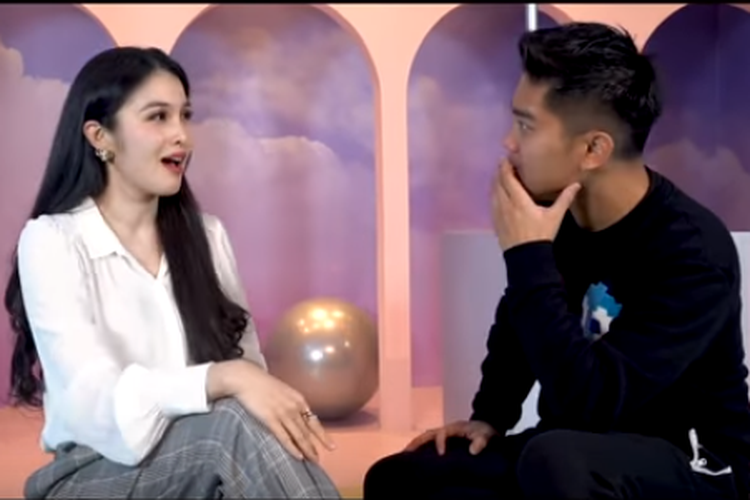 Sandra Dewi dan Boy William dalam video berjudul Sandra Dewi DIBAWA KABUR Sama Boy William! | #NebengBoy S4 Eps. 4 yang diungah kanal YouTube Boy William.