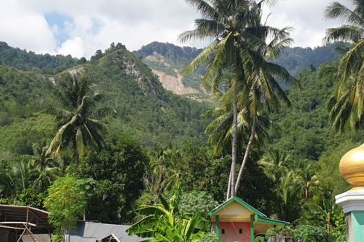 Rekahan di gunung Tinombu yang terbelah akibat longsor diguncang gempa bumi pada 2018,berada tidak jauh dari areal pemukiman masyarakat desa Poi, Kecamatan Dolo Selatan, Kabupaten Sigi, Sulawesi Tengah, 9 Desember 2019.